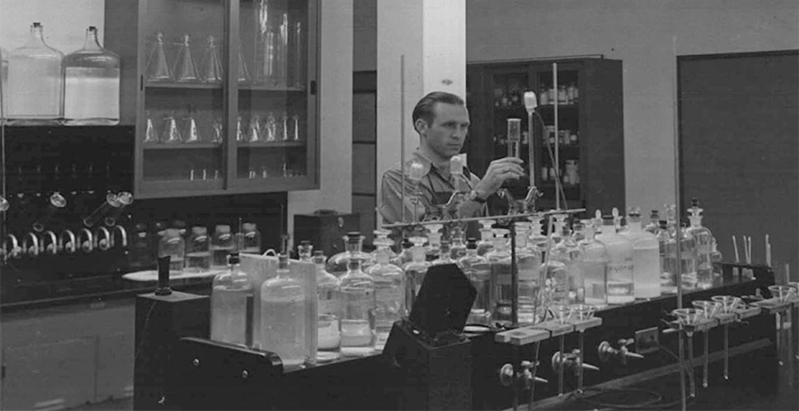 化学家Paul Bodenhofer在化学实验室<a href='http://z2.6597777.com'>188bet棋牌平台</a>. 1942年2月9日.